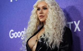 Christina Aguilera presume sus curvas en ajustado vestido de látex