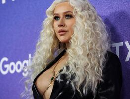 Christina Aguilera presume sus curvas en ajustado vestido de látex