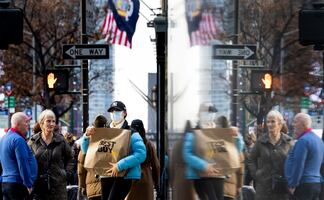 Ciudad de Nueva York lucha por maneterse abierta ante repunte de covid 