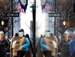 Ciudad de Nueva York lucha por maneterse abierta ante repunte de covid