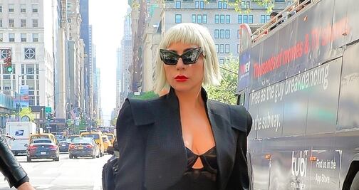 Lady Gaga impacta con vestido estilo 'bra out' en Nueva York