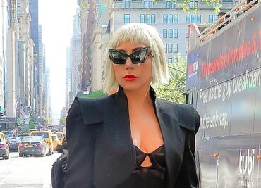 Lady Gaga impacta con vestido estilo 'bra out' en Nueva York