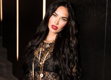 Megan Fox deja a la vista su lencería con falda transparente de impacto