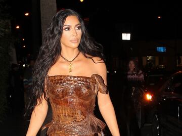 Kim Kardashian luce sus curvas con minifalda de látex en LA