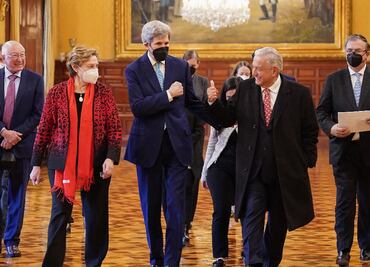 AMLO defiende ante John Kerry reforma eléctrica de México