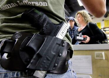 Maestra de Texas es acusada de disparar y matar a su hijo en el auto