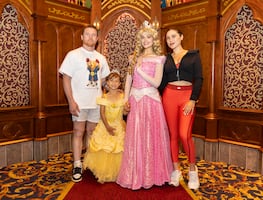 Saúl 'Canelo' Álvarez visita Disneyland Resort con su hija y esposa: Aquí las fotos