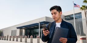 ¿Vas al Consulado de EU en Tijuana? Cambia la regla para entrar con celular