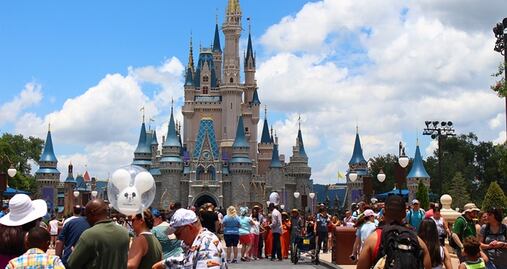 Mujer pide que Disney World prohíba la entrada a millennials y se vuelve viral