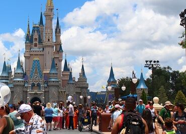 Mujer pide que Disney World prohíba la entrada a millennials y se vuelve viral