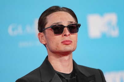 Anabel Hernández acusa a Peso Pluma de ser “instrumento para la narcopropaganda”