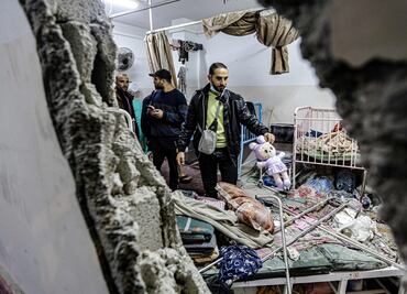 Israel permite el paso de ayuda humanitaria a Gaza, pero lanza ataques a dos de sus hospitales