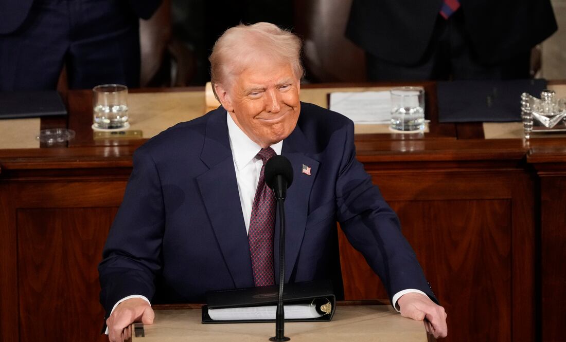 Trump duplica al 50% los aranceles al acero y aluminio de Canadá  (AP Photo/Ben Curtis)