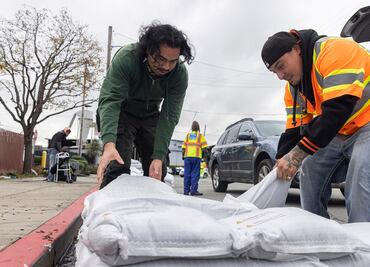 Alerta en California por "ciclón bomba" que amenaza con inundaciones y deslaves