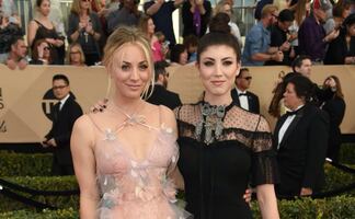 ¿Gemelas? Kaley Cuoco posa junto a su hermana por cumpleaños