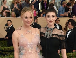 ¿Gemelas? Kaley Cuoco posa junto a su hermana por cumpleaños