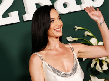 Katy Perry se sube a un microbús y simula destapar un baño en Venga la Alegría; la critican por “incomodarse”