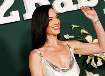 Katy Perry deslumbra con vestido de transparencias y corsé para nueva campaña