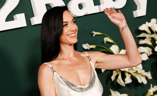Katy Perry deslumbra con vestido de transparencias y corsé para nueva campaña