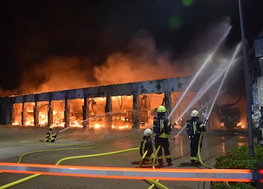 Estación de bomberos de Alemania que se quemó no tenía sistema de alarma contra incendios. VIDEO