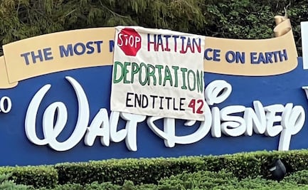 Migrantes ponen pancartas en Disney para pedir a Harris la ciudadanía de EU