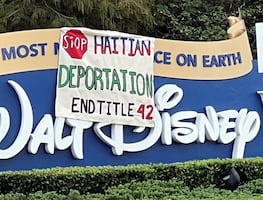 Migrantes ponen pancartas en Disney para pedir a Harris la ciudadanía de EU