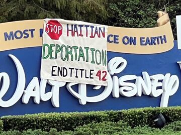 Migrantes ponen pancartas en Disney para pedir a Harris la ciudadanía de EU