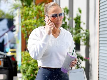 Jennifer Lopez remarca su figura con ajustados leggings en Miami