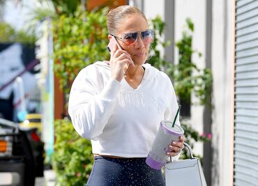 Jennifer Lopez remarca su figura con ajustados leggings en Miami