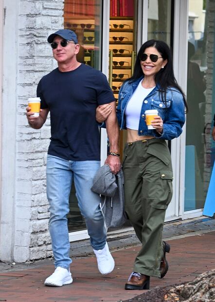 Lauren Sánchez, prometida de Jeff Bezos, luce sus abs de acero con crop top en Miami. Foto: The Grosby Group