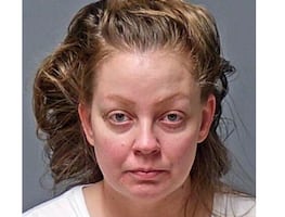 Detienen a mujer en EU por mandar a su hija en taxi a la guardería