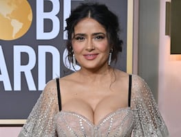 Salma Hayek se une a la tendencia de vestido de cuero y deslumbra en redes