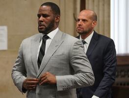 El cantante R. Kelly es sentenciado a 20 años de cárcel por abuso de menores