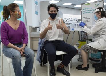 Justin Trudeau y su esposa reciben primera dosis de AstraZeneca