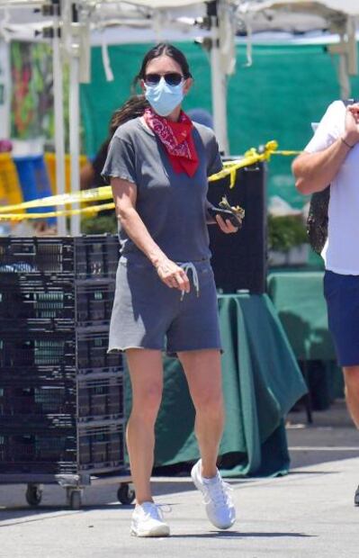 Courteney Cox deslumbra con belleza al natural en atuendo deportivo