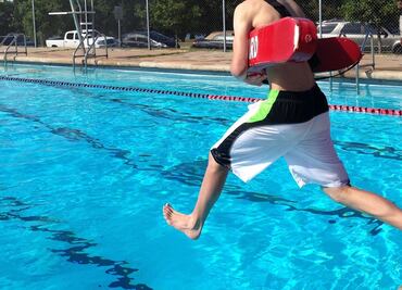 Buscan salvavidas para trabajar en Disneyland; pagan 17.85 dólares por hora