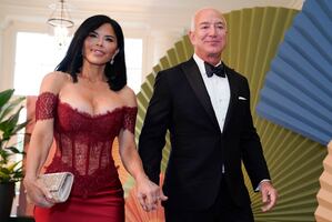 Adelantan su luna de miel; captan a Jeff Bezos en travieso momento con Lauren Sánchez 