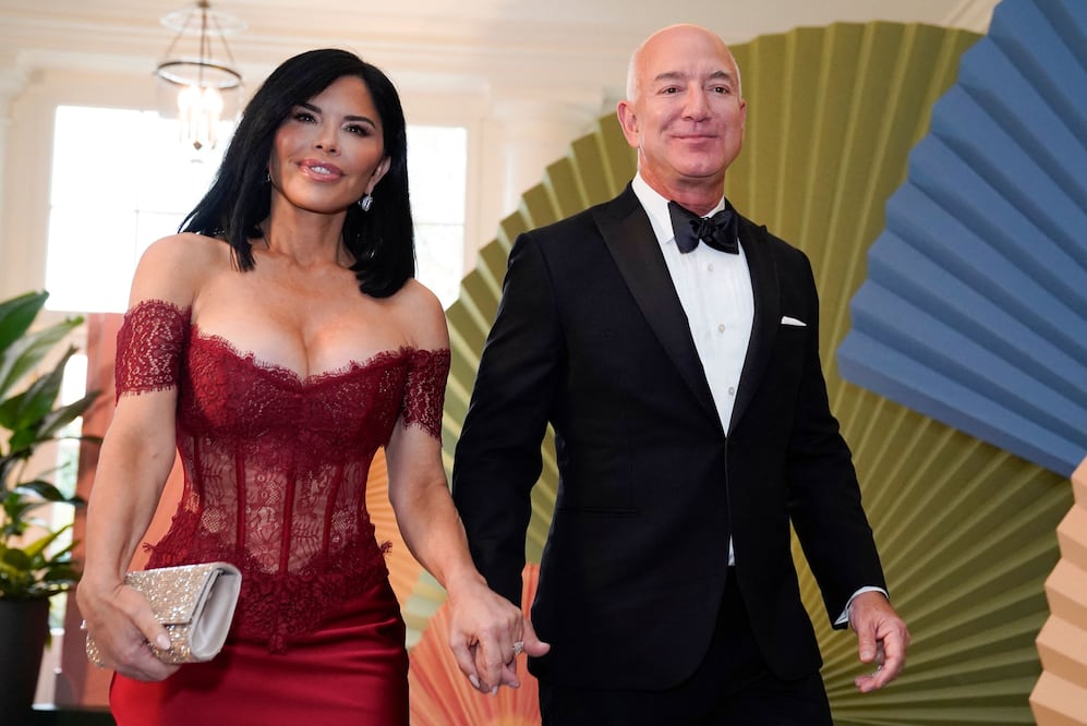 Adelantan su luna de miel; captan a Jeff Bezos en travieso momento con Lauren Sánchez. Foto: AFP