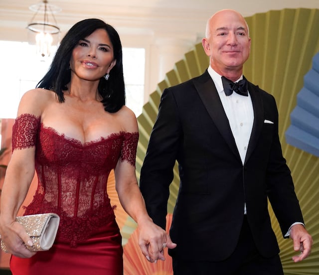 Adelantan su luna de miel; captan a Jeff Bezos en travieso momento con Lauren Sánchez