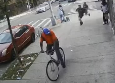 Bomberos someten a hombre que golpeó a mujer en Nueva York