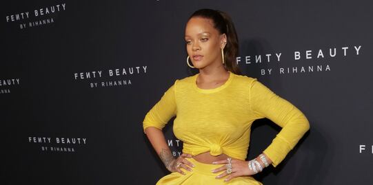 Rihanna presume curvas con lencería negra en Instagram