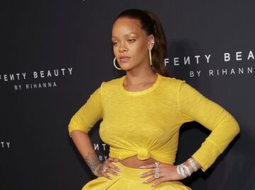 Rihanna presume curvas con lencería negra en Instagram