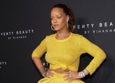 Rihanna presume curvas con lencería negra en Instagram
