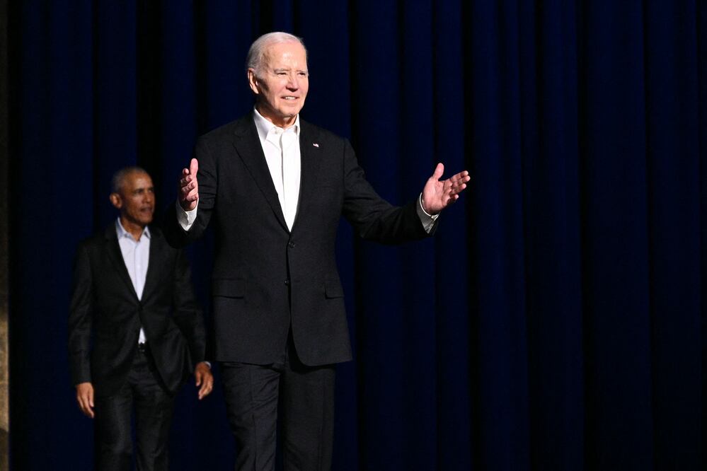 ¿Qué le pasa a Joe Biden? Otra vez se queda "congelado", ahora en evento con Obama. (Photo by Mandel NGAN / AFP)