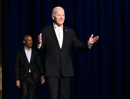¿Qué le pasa a Joe Biden? Otra vez se queda "congelado", ahora en evento con Obama. VIDEO