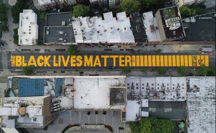 Brooklyn también luce un enorme "Black Lives Matter" en una de sus calzadas