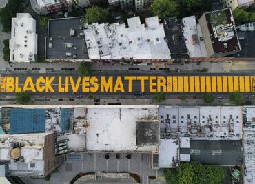 Brooklyn también luce un enorme "Black Lives Matter" en una de sus calzadas