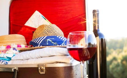 Viajar con alcohol en el avión: ¿Cuál es la cantidad máxima permitida? ¿Se puede beber a bordo?