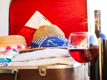 Viajar con alcohol en el avión: ¿Cuál es la cantidad máxima permitida? ¿Se puede beber a bordo?