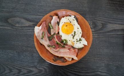Alertan por posible infección de listeria en paquetes de huevos y tocino precocidos